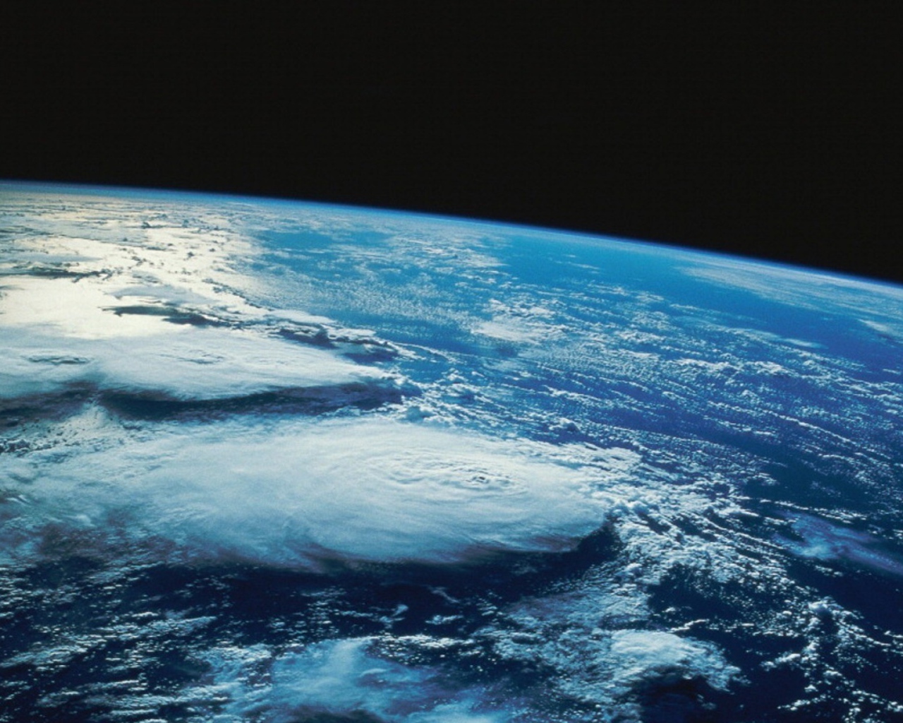 Ураганные облака на поверхности Земли