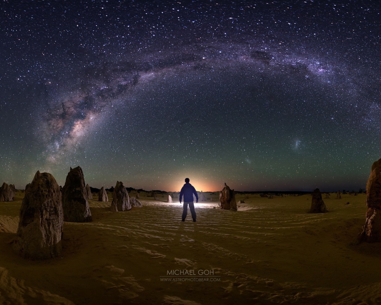 Человек смотрит на Млечный путь