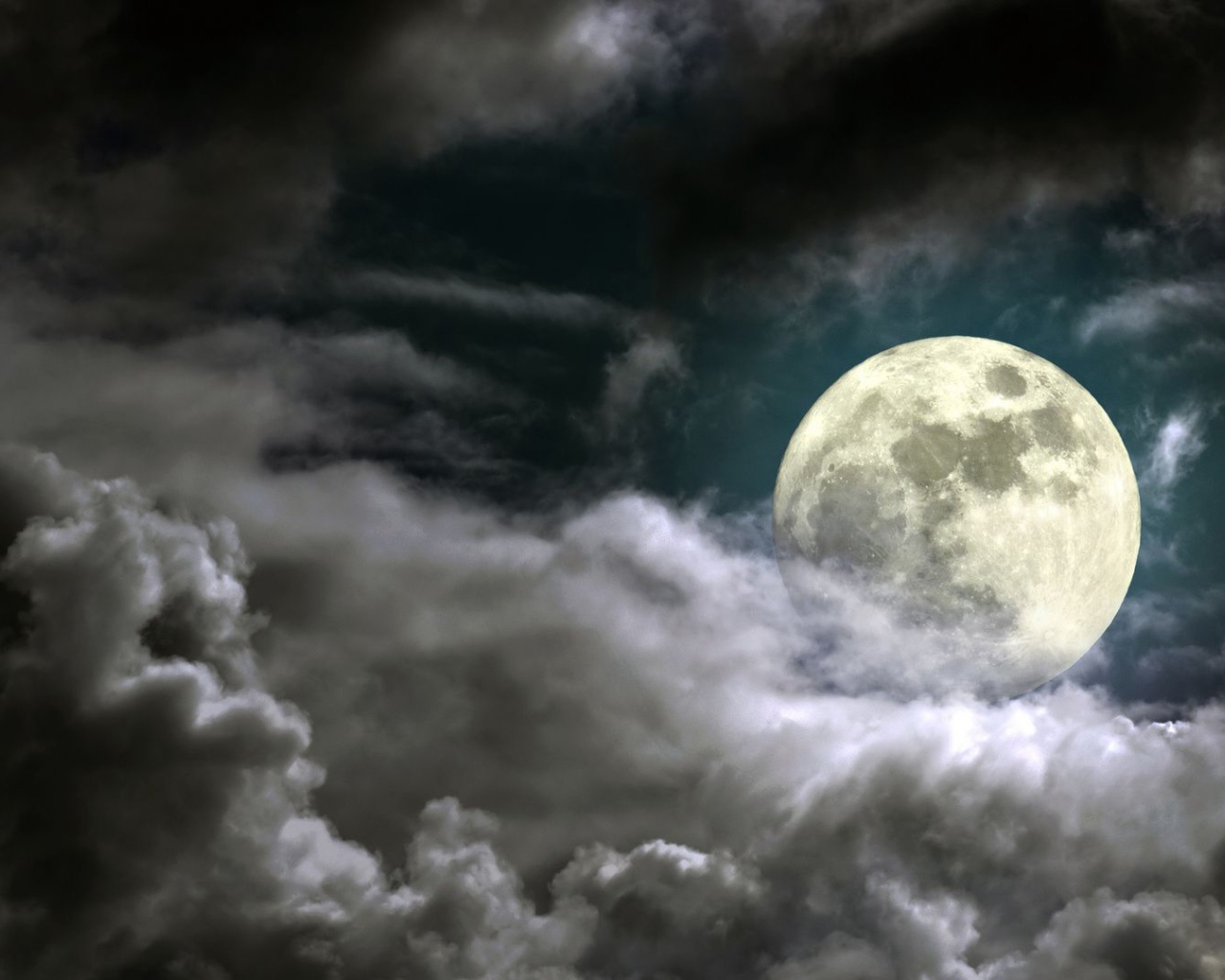 Луна среди ночных облаков