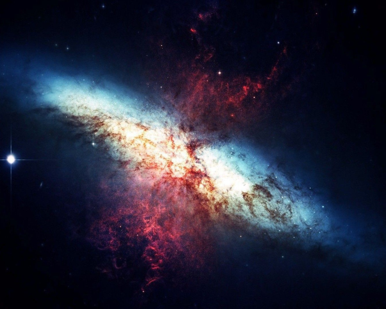 Красные крылья у галактики