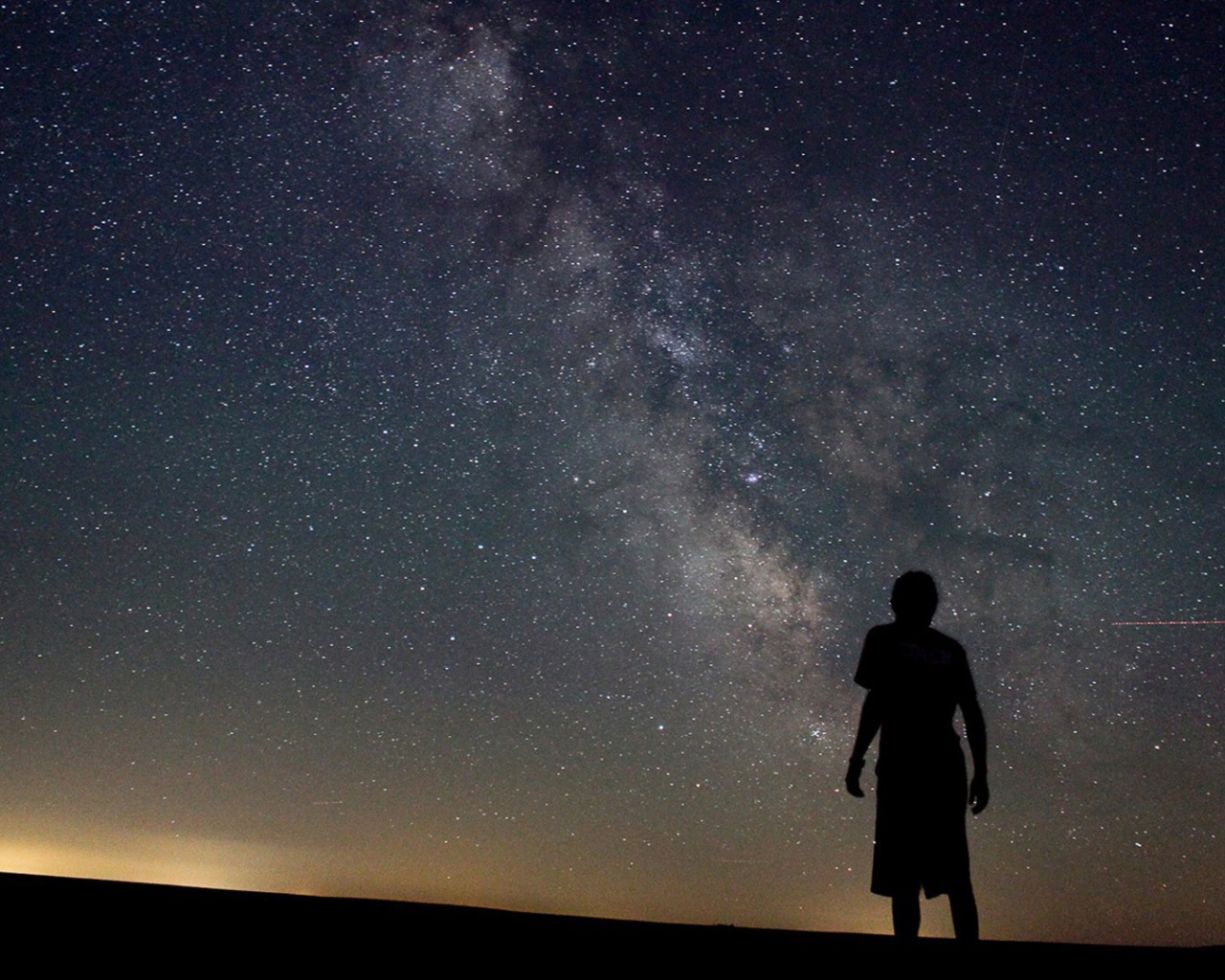 Силуэт девушки на фоне Млечного пути