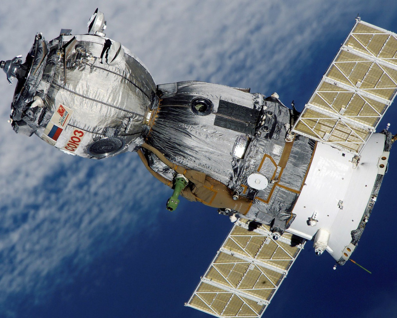 Союз ТМА-7 над Землей