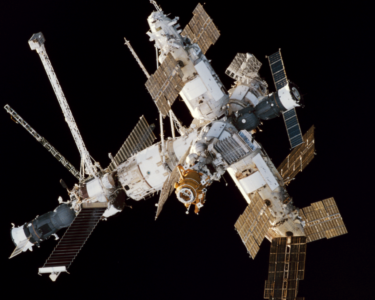 Космическая станция на черном фоне