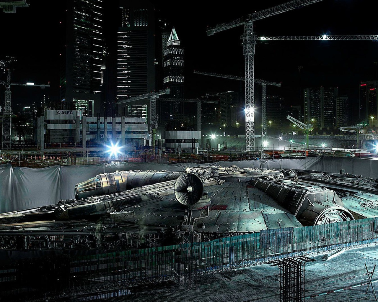 Космический корабль на сборочной площадке