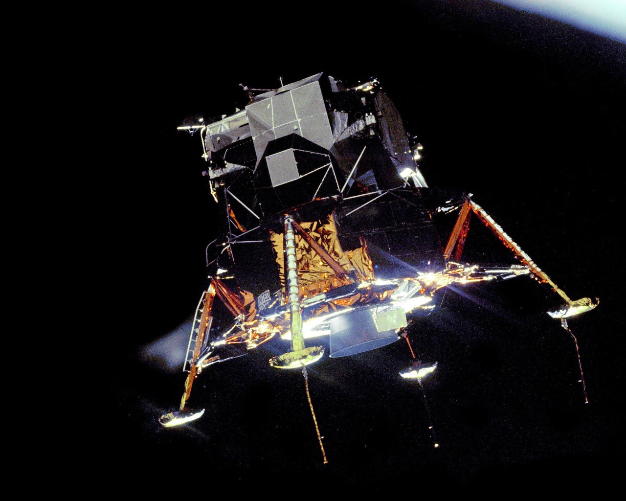 Лунный модуль идет на посадку