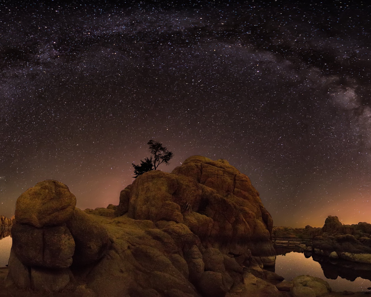 Млечный путь над скалами