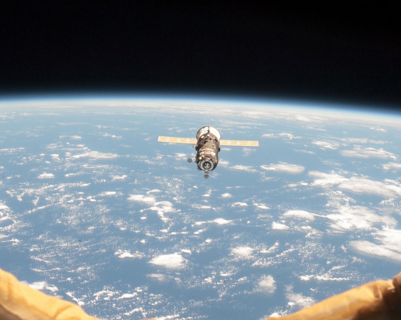 В иллюминаторе космическая станция