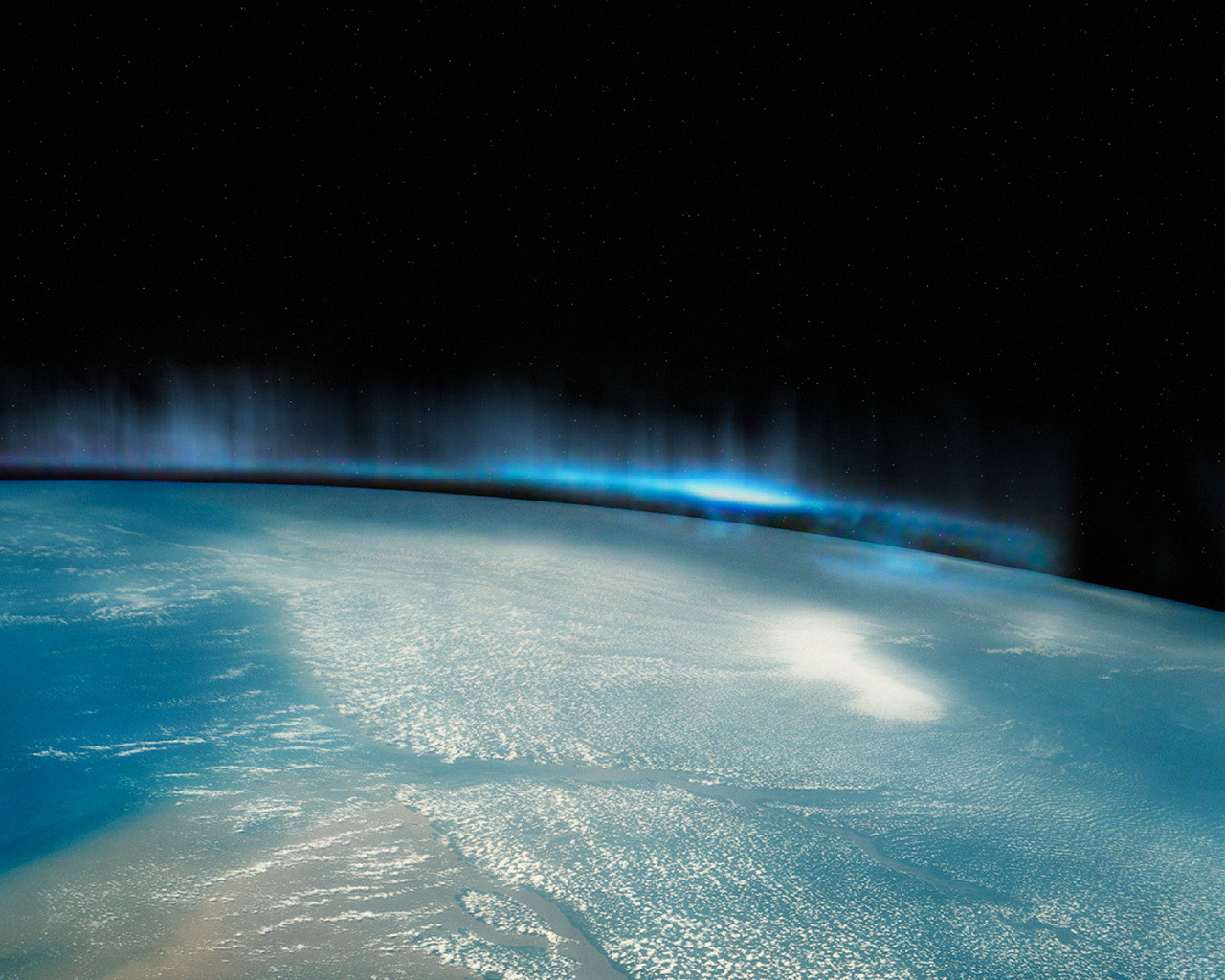 Вид на северное сияние из космоса