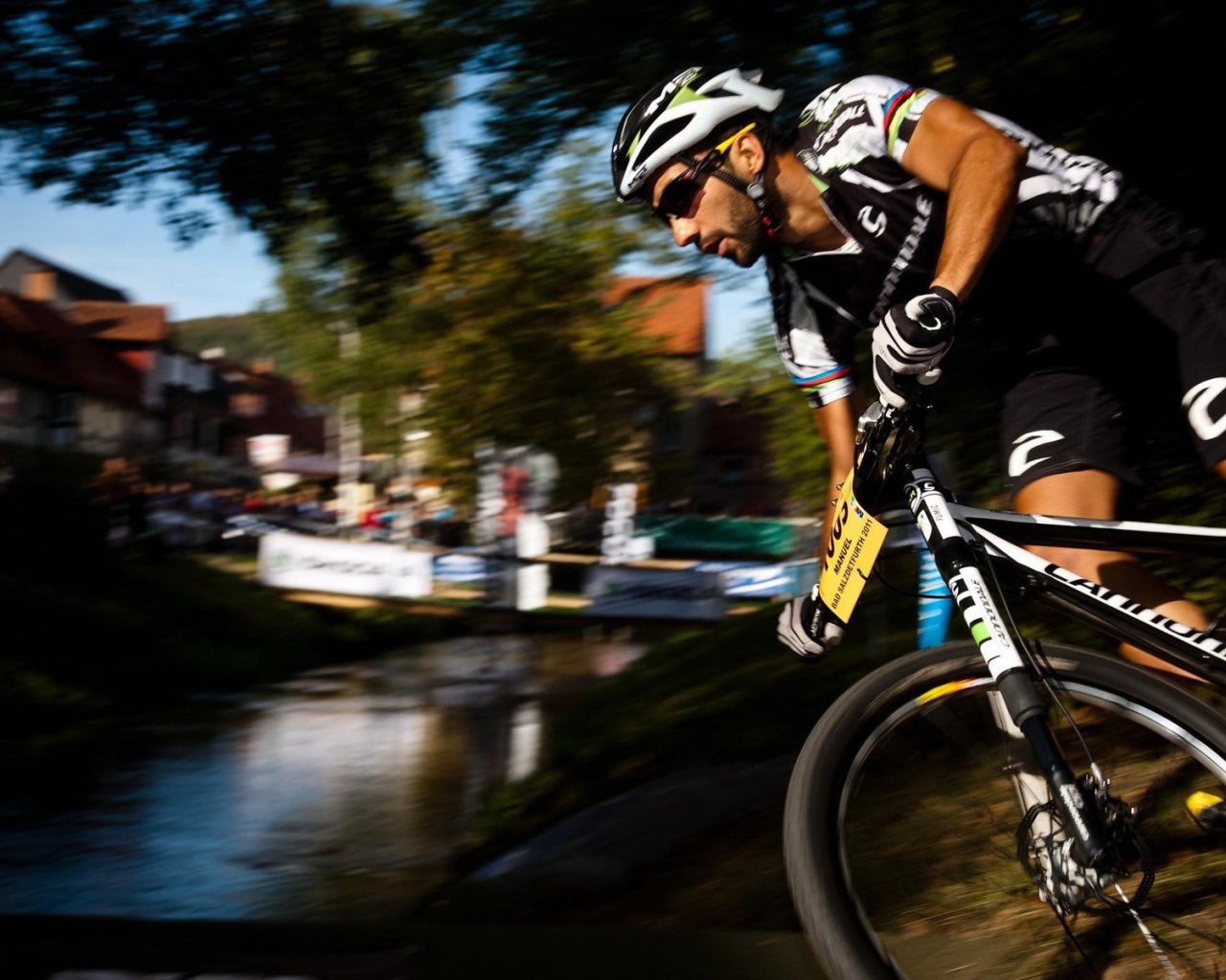 Велосипедист на краю водоема