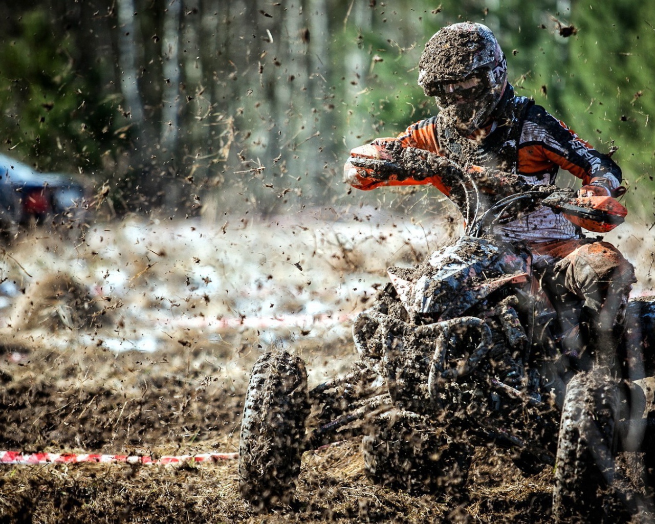 Гонщик едет по грязи