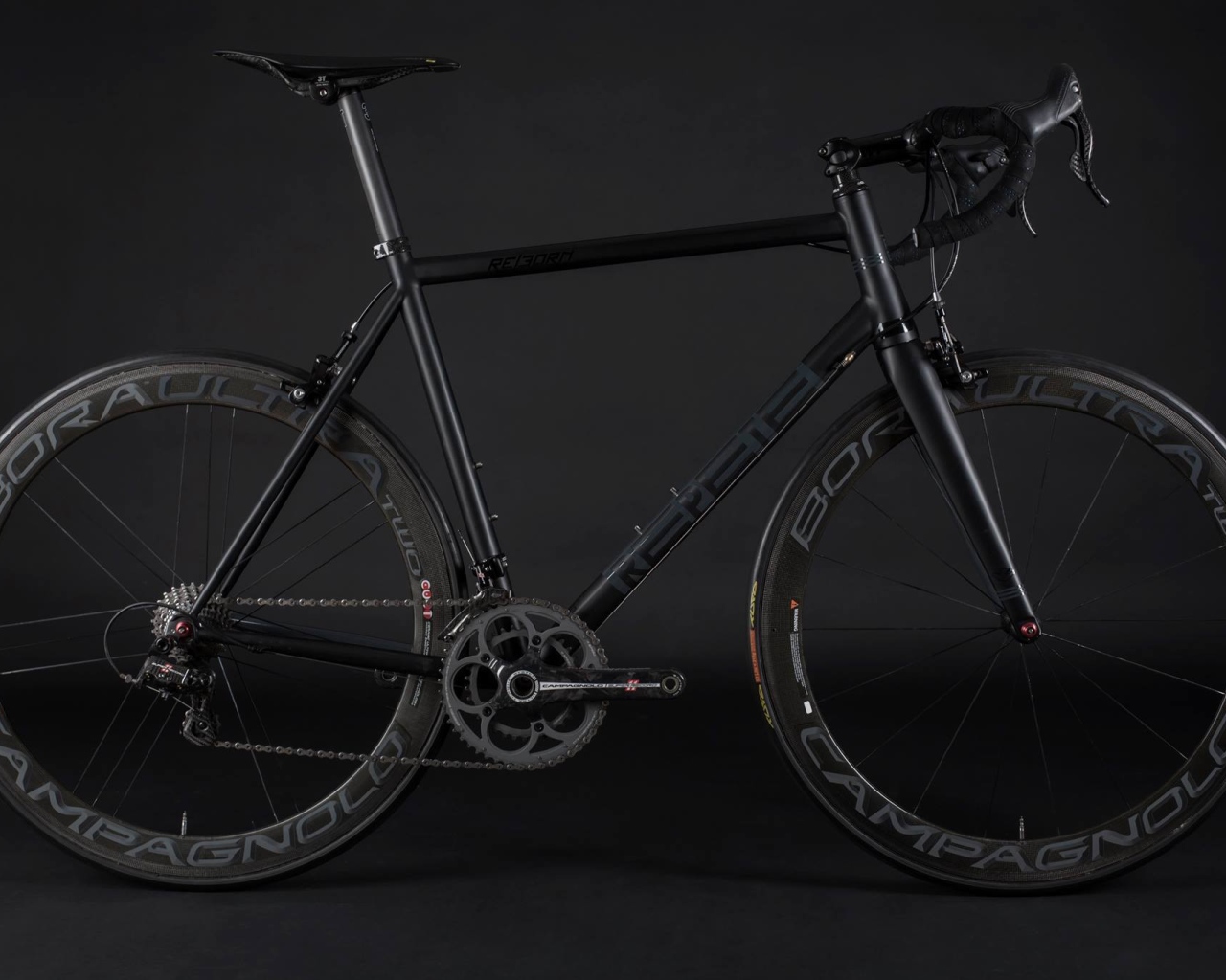 Спортивный велосипед на черном фоне