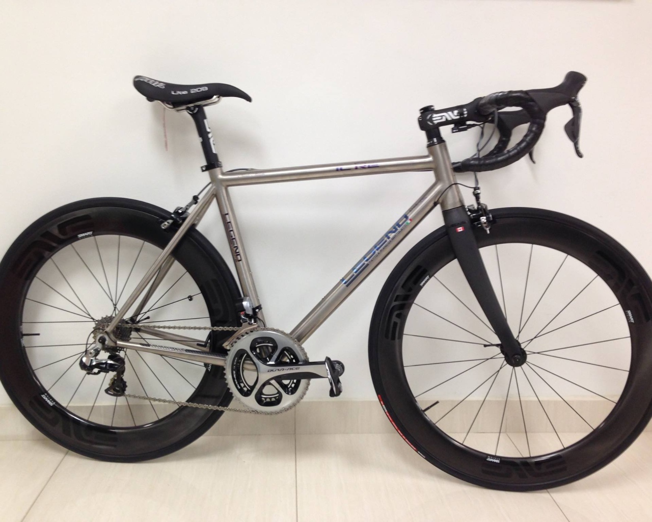 Спортивный велосипед на белом фоне