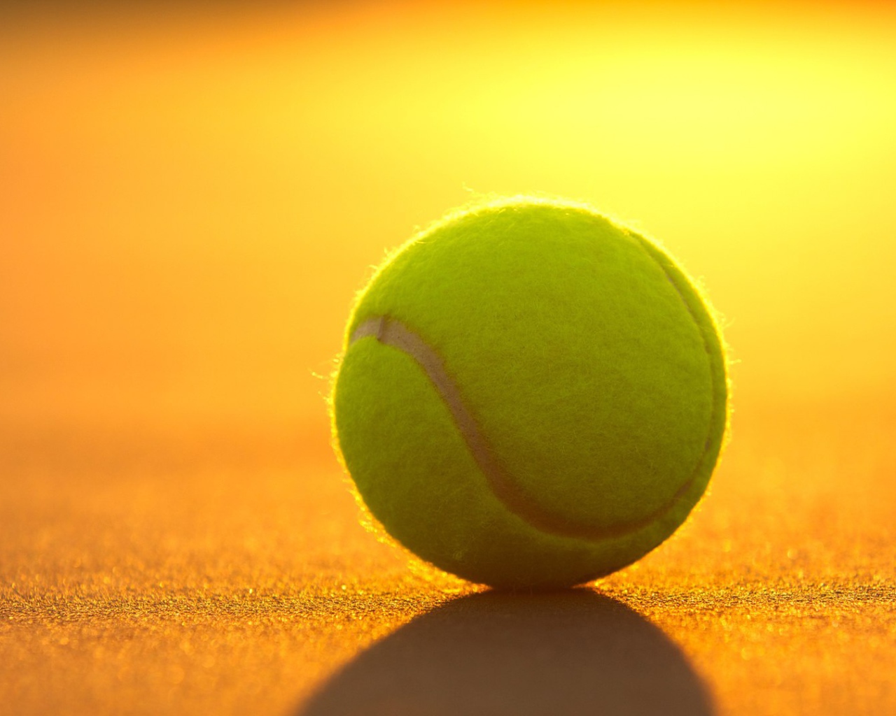 Освещенный солнцем теннисный мяч