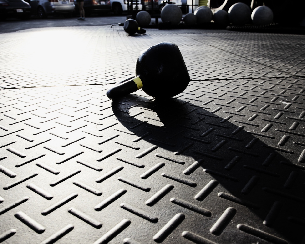 Гиря на железном полу