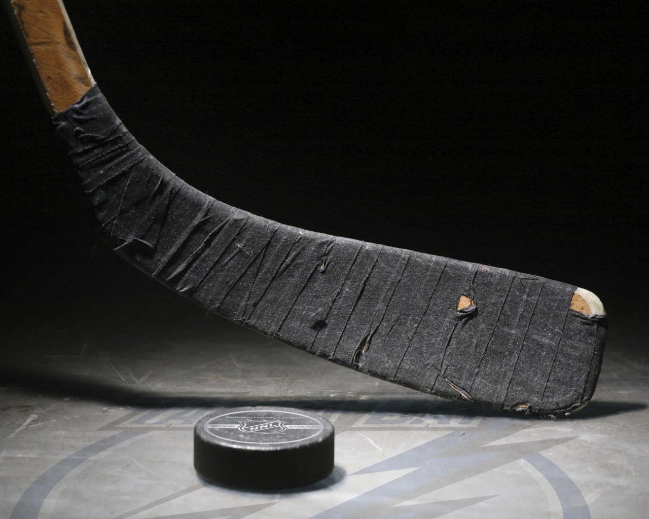 Хоккейная клюшка и шайба