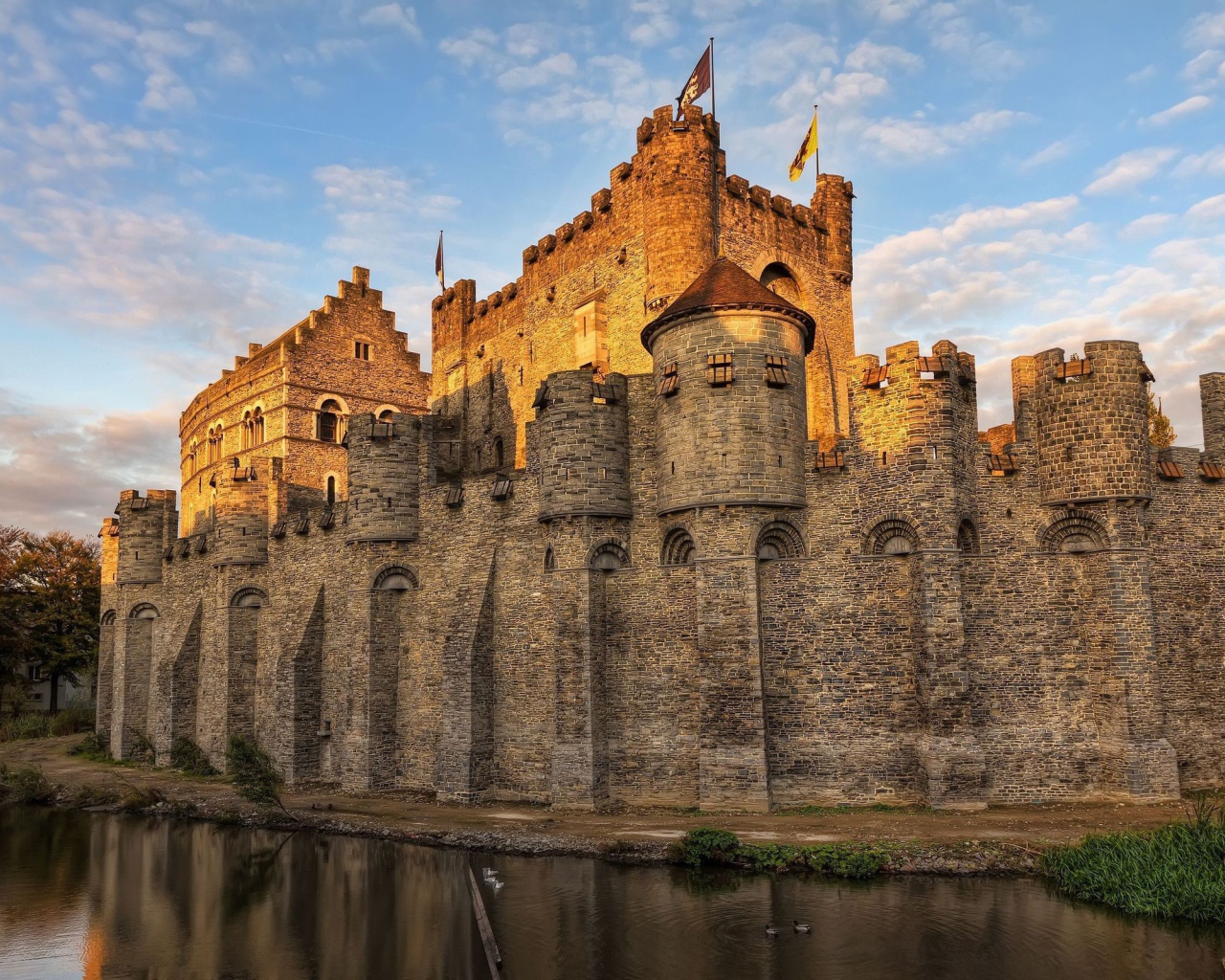 Старинный замок с высокими стенами