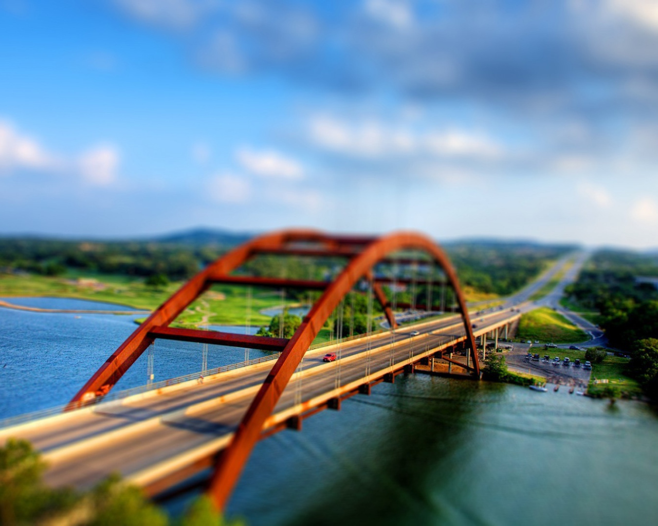 Арочный мост на трассе через реку