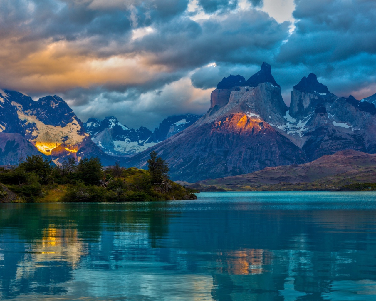 Красивое озеро в горах Чили, Торрес-дель-Пайне