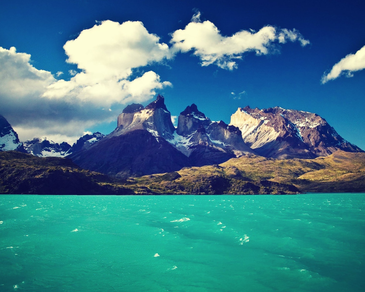 Голубое озеро в горах Торрес-дель-Пайне, Чили