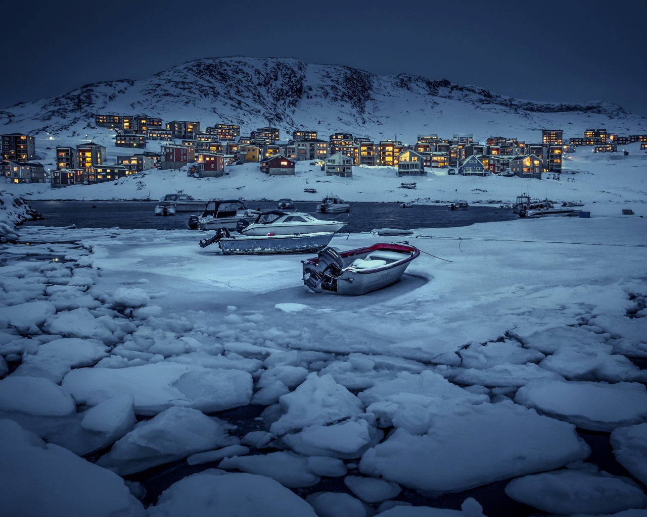 Лодки во льдах в Гренландии