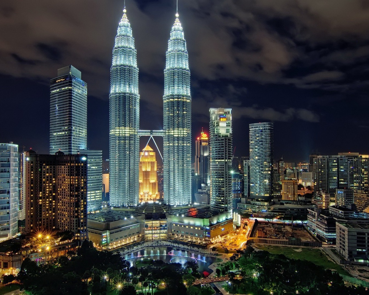 Яркие башни Петронас Тауэрс в Малайзии