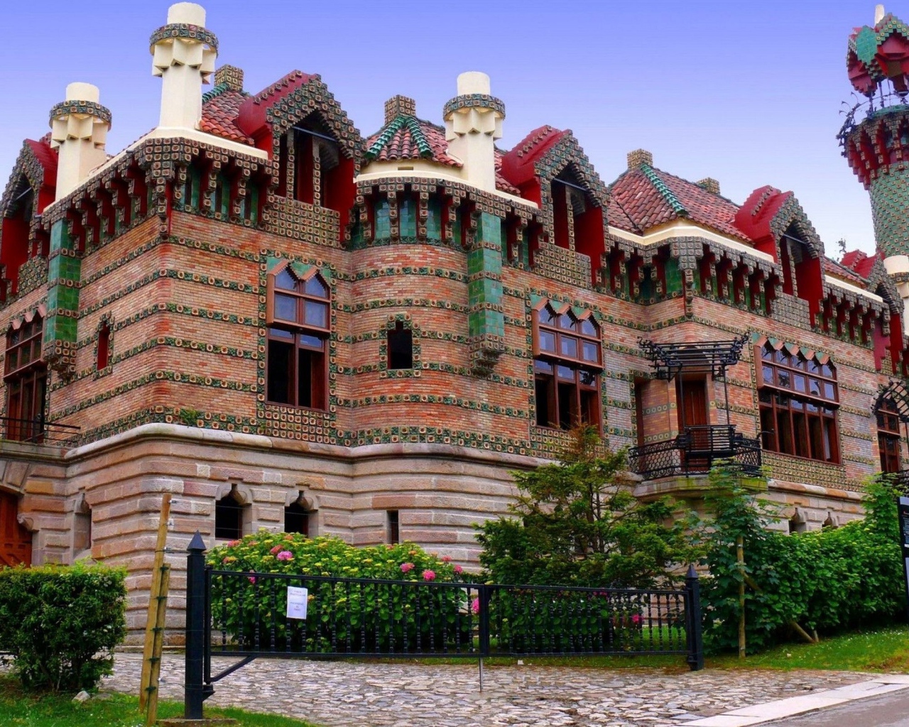 Яркий сказочный замок