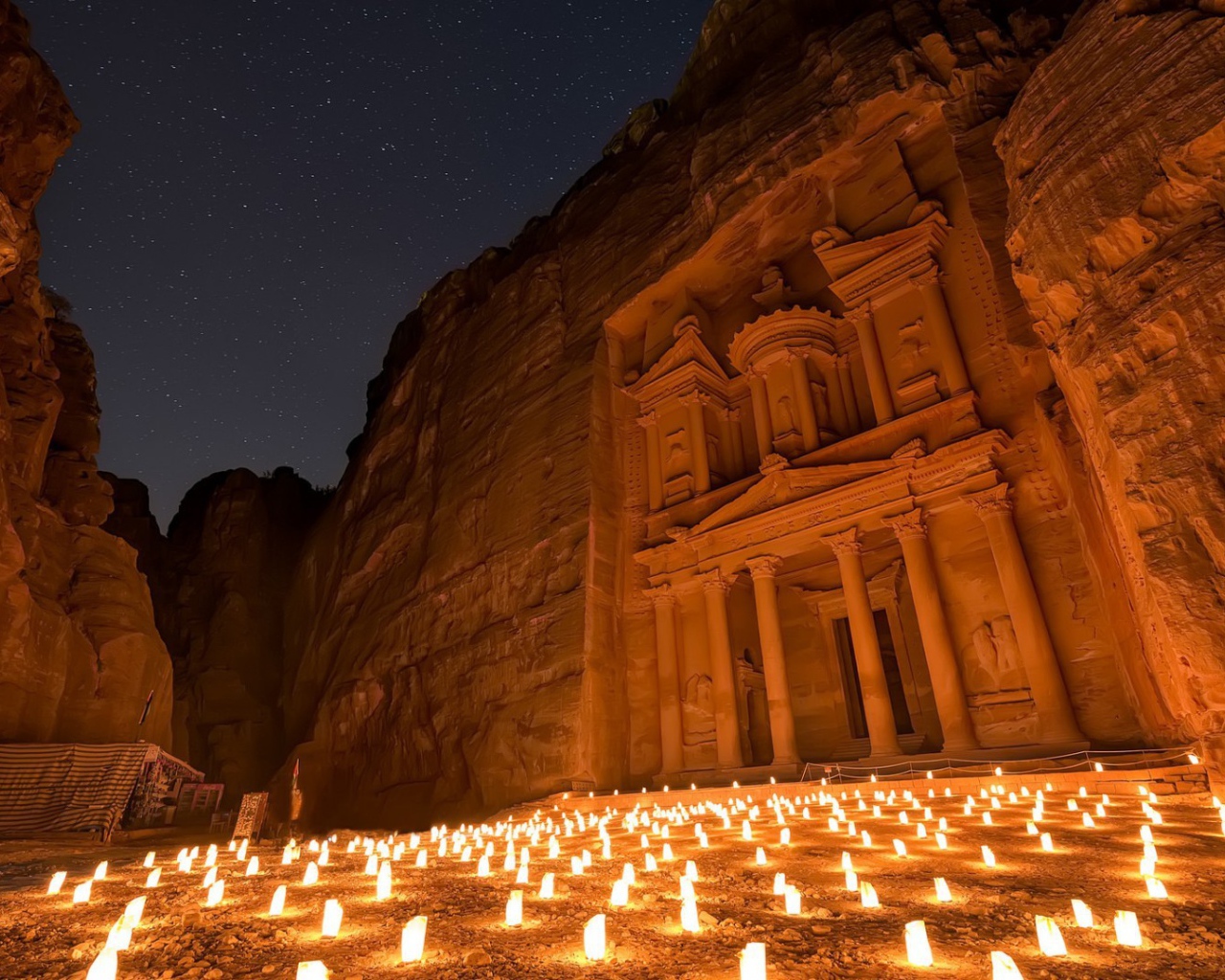 Свечи у входа в Петру