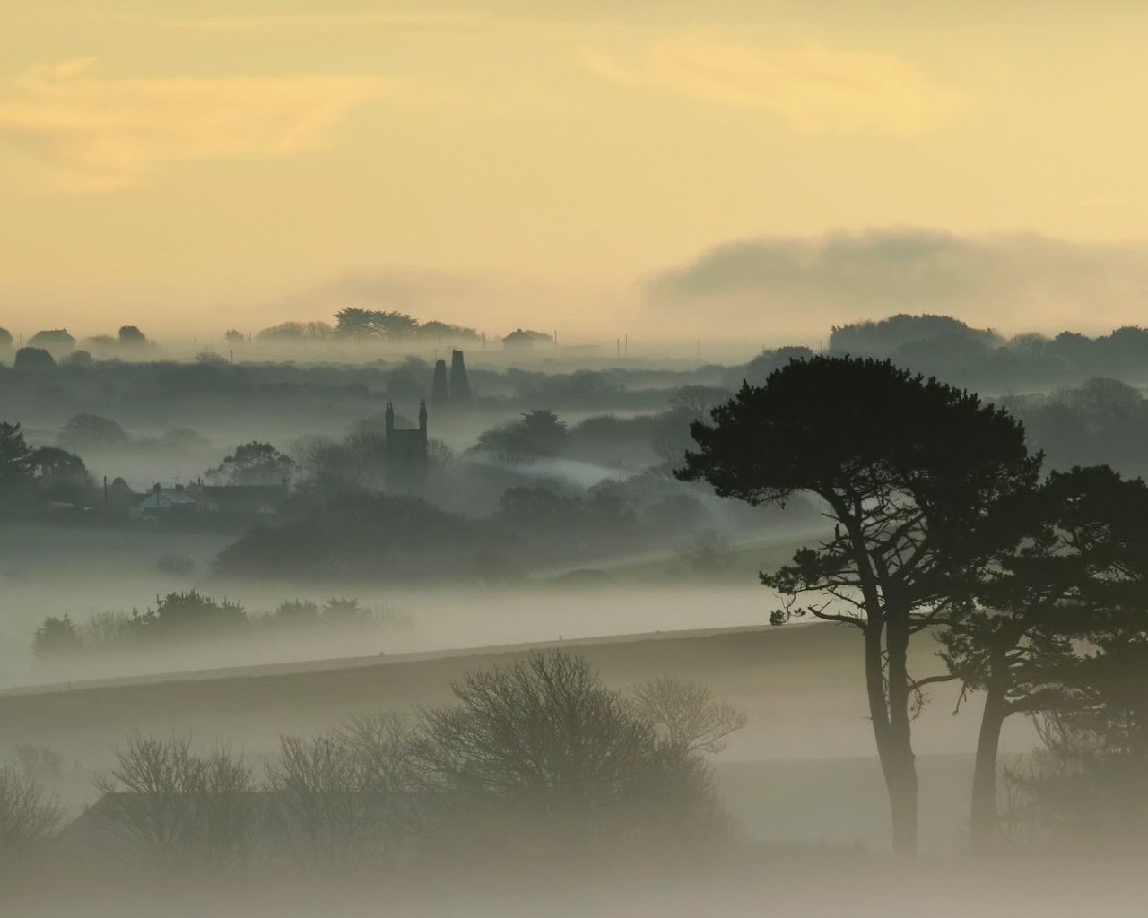 Город, покрытый густым туманом