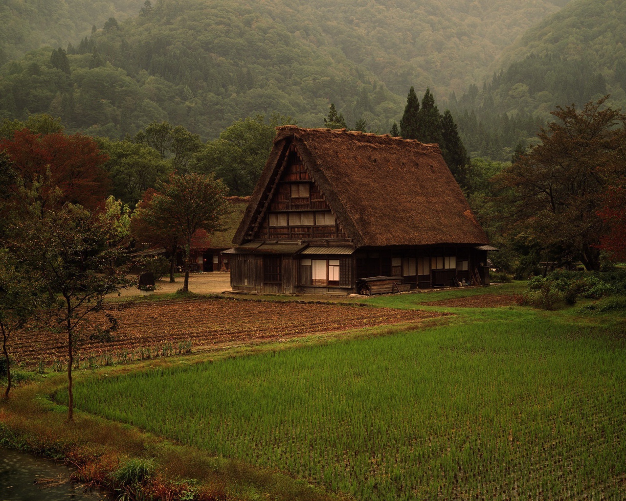 Деревенский дом среди гор
