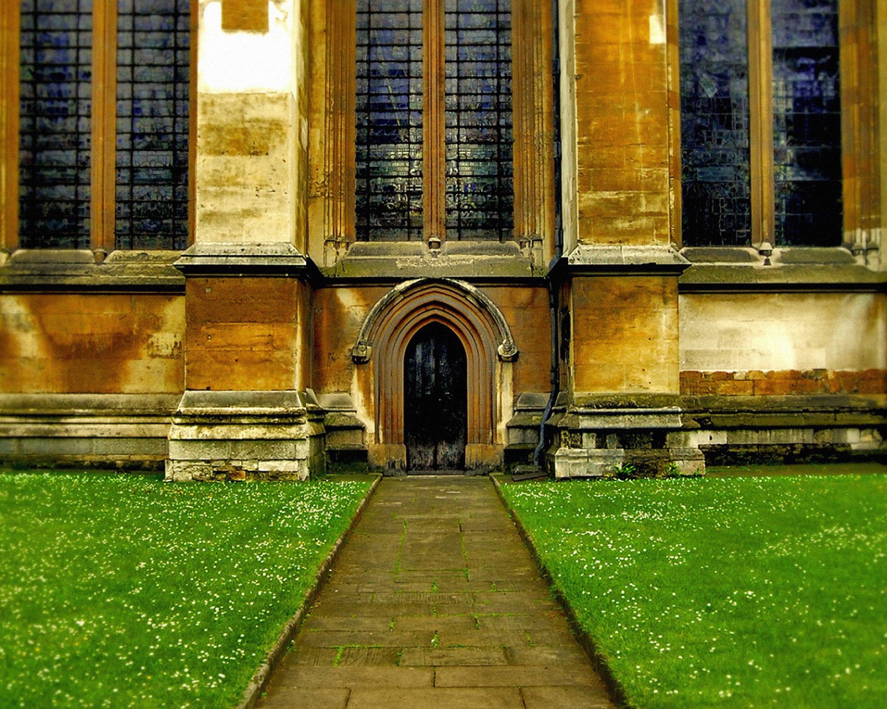 Внутренний дворик старинного монастыря