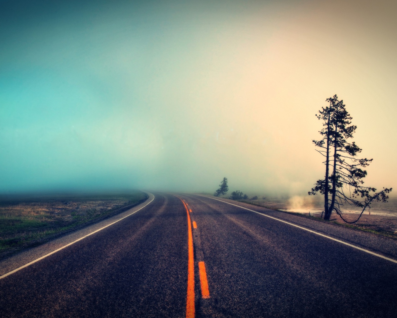 Автострада уходит в туман