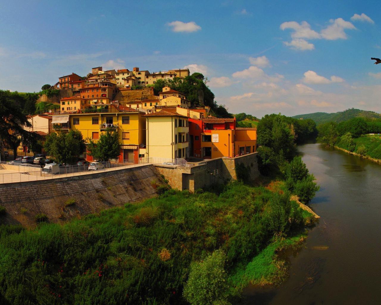 Дома на холме у берега реки