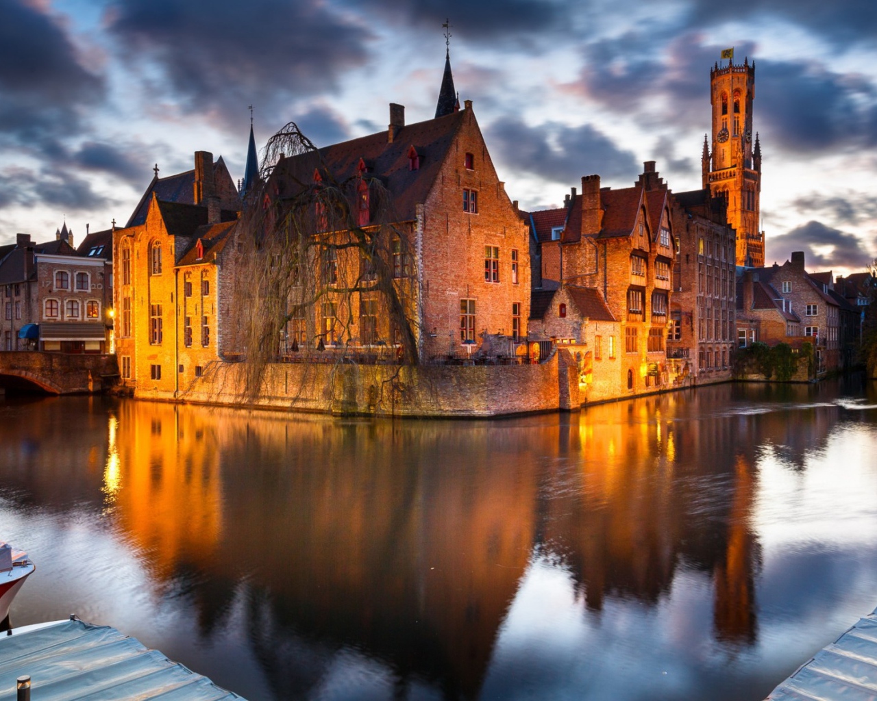 Дома у реки в городе Брюгге, Бельгия