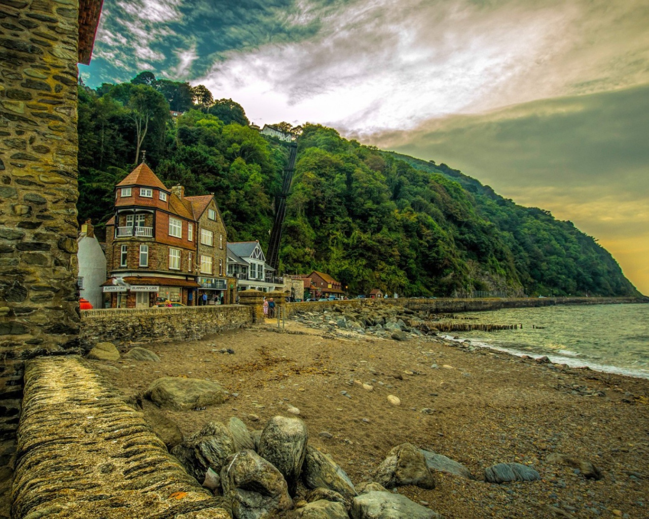 Дома у берега моря в Англии, HDR фото