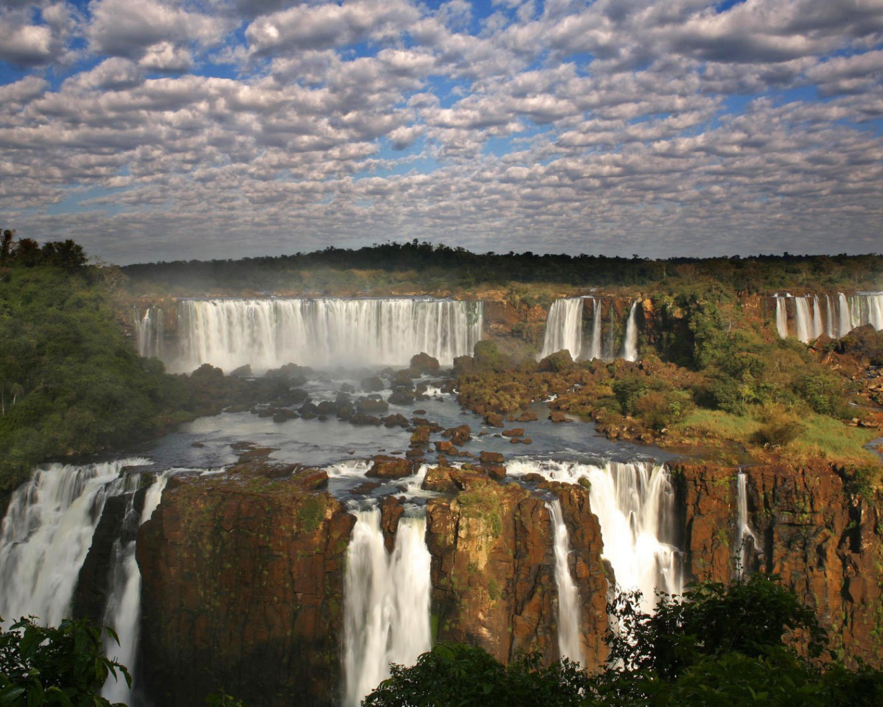 Водопады Игуасу на границе Бразилии и Аргентины