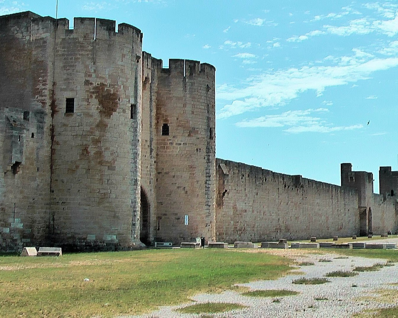 Неприступные стены старого замка