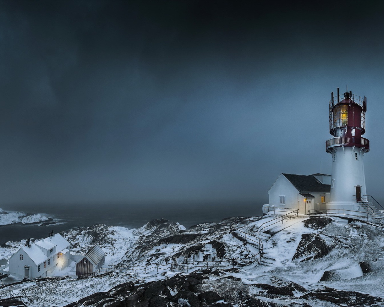 Маяк на берегу северного моря