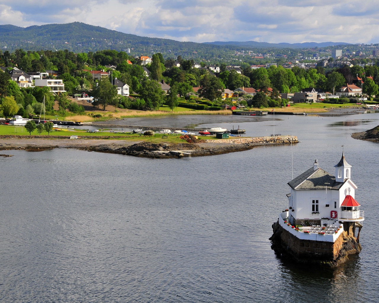 Домик на скале посреди реки