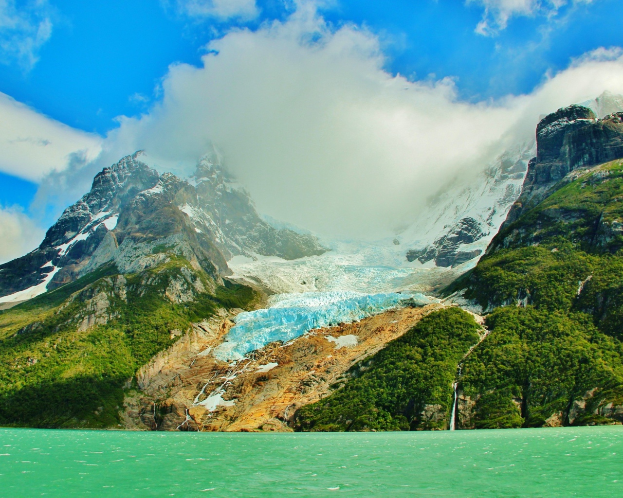 Озеро в горах в Чили