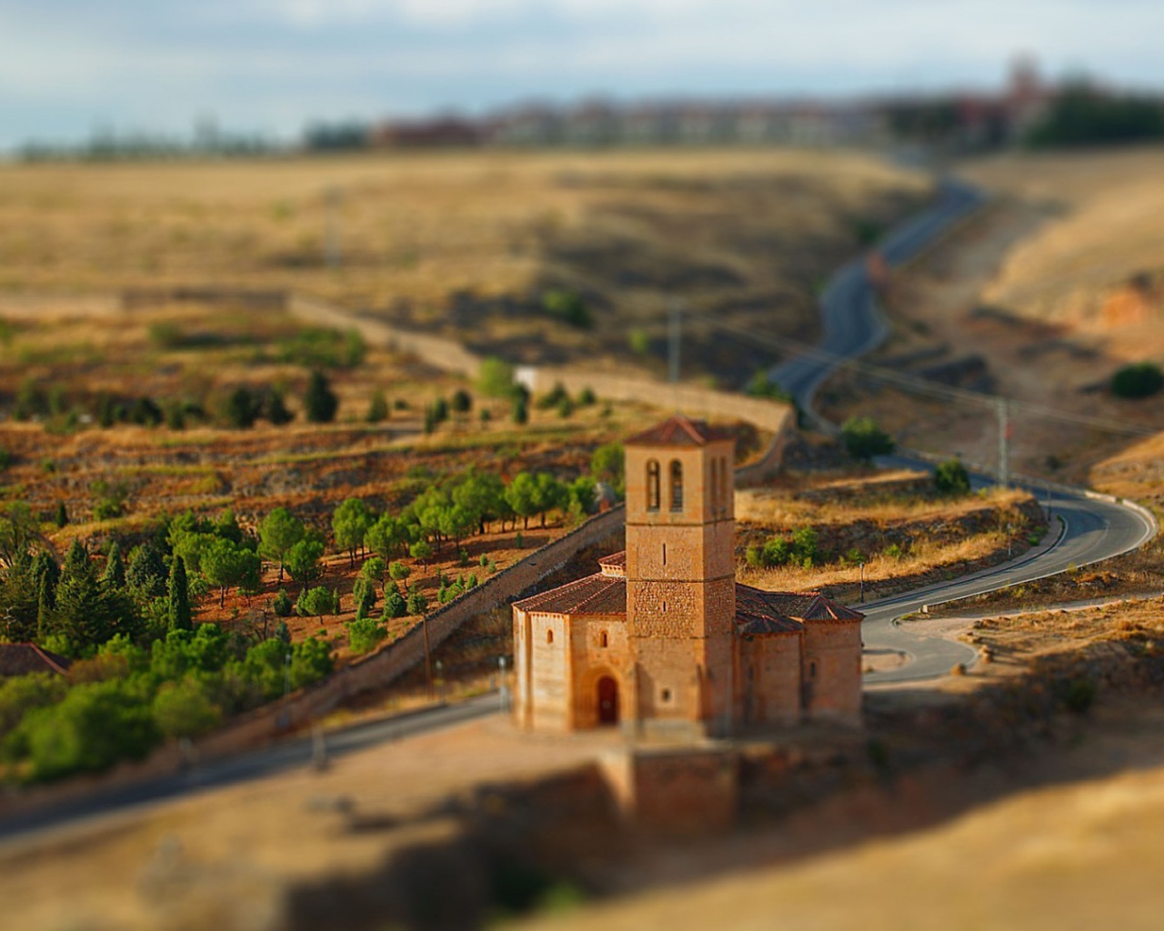 Старый каменный дом у дороги