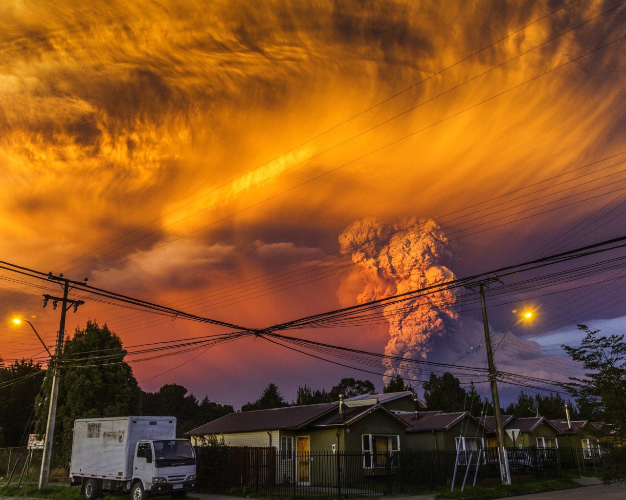 Оранжевое облако над вулканом Кальбуко, Чили