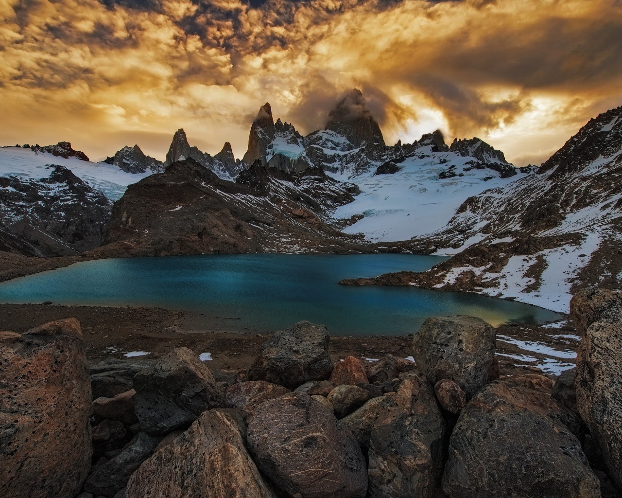 Оранжевые облака в горах Аргентины