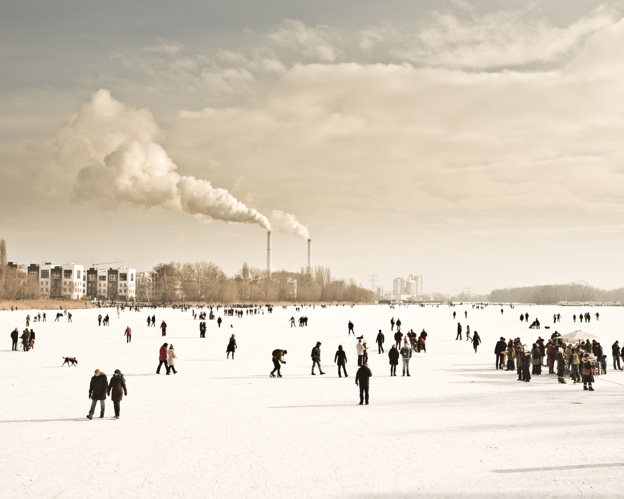 Люди гуляют на замерзшей реке