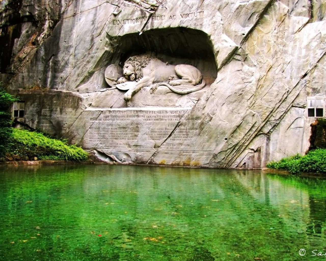 Скульптура льва над водой