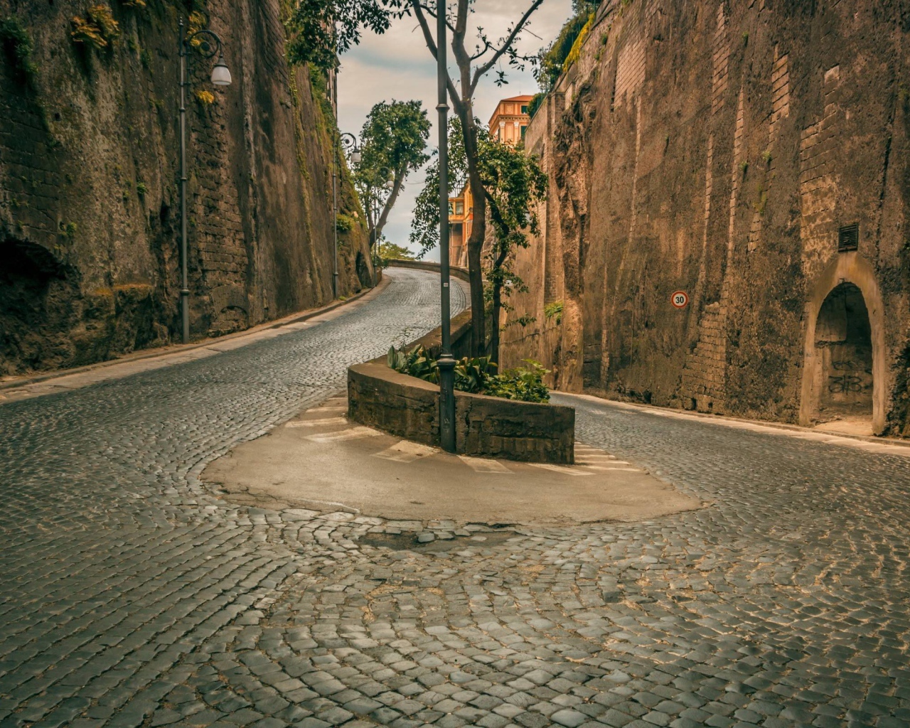 Крутой поворот среди скал