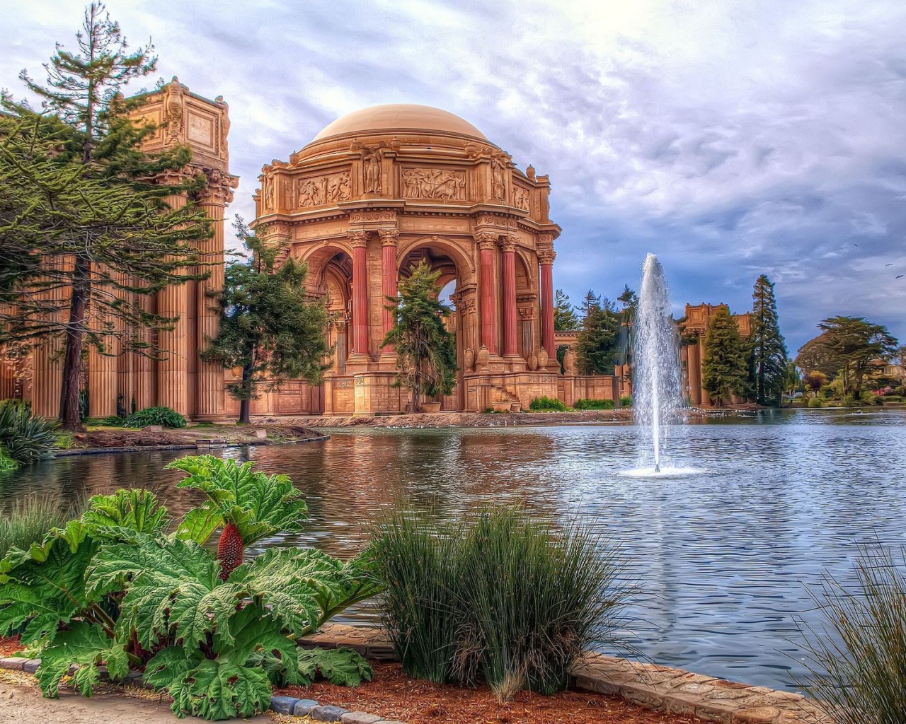 Величественные старинные сооружения