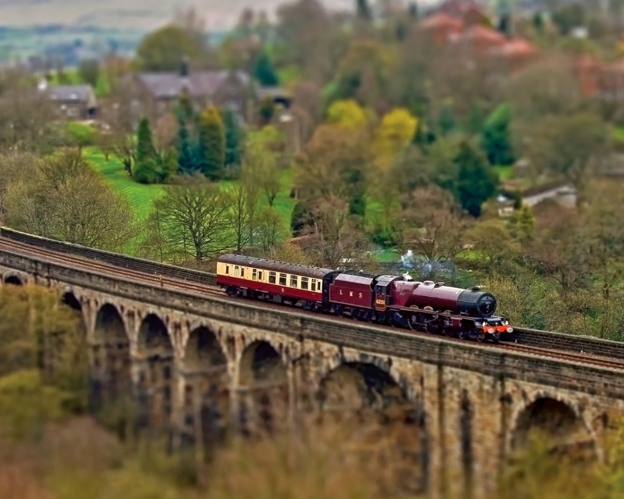 Паровоз с одним вагоном на мосту
