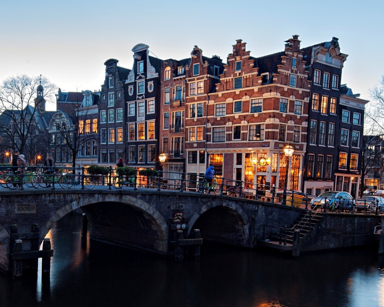 Каменный мост в маленьком городке в Европе