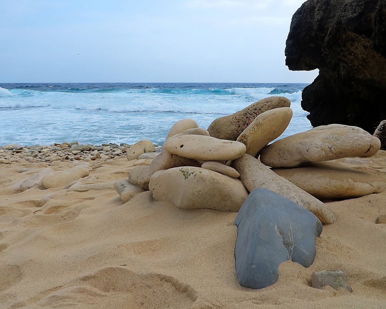 Камни на пляже Арубы
