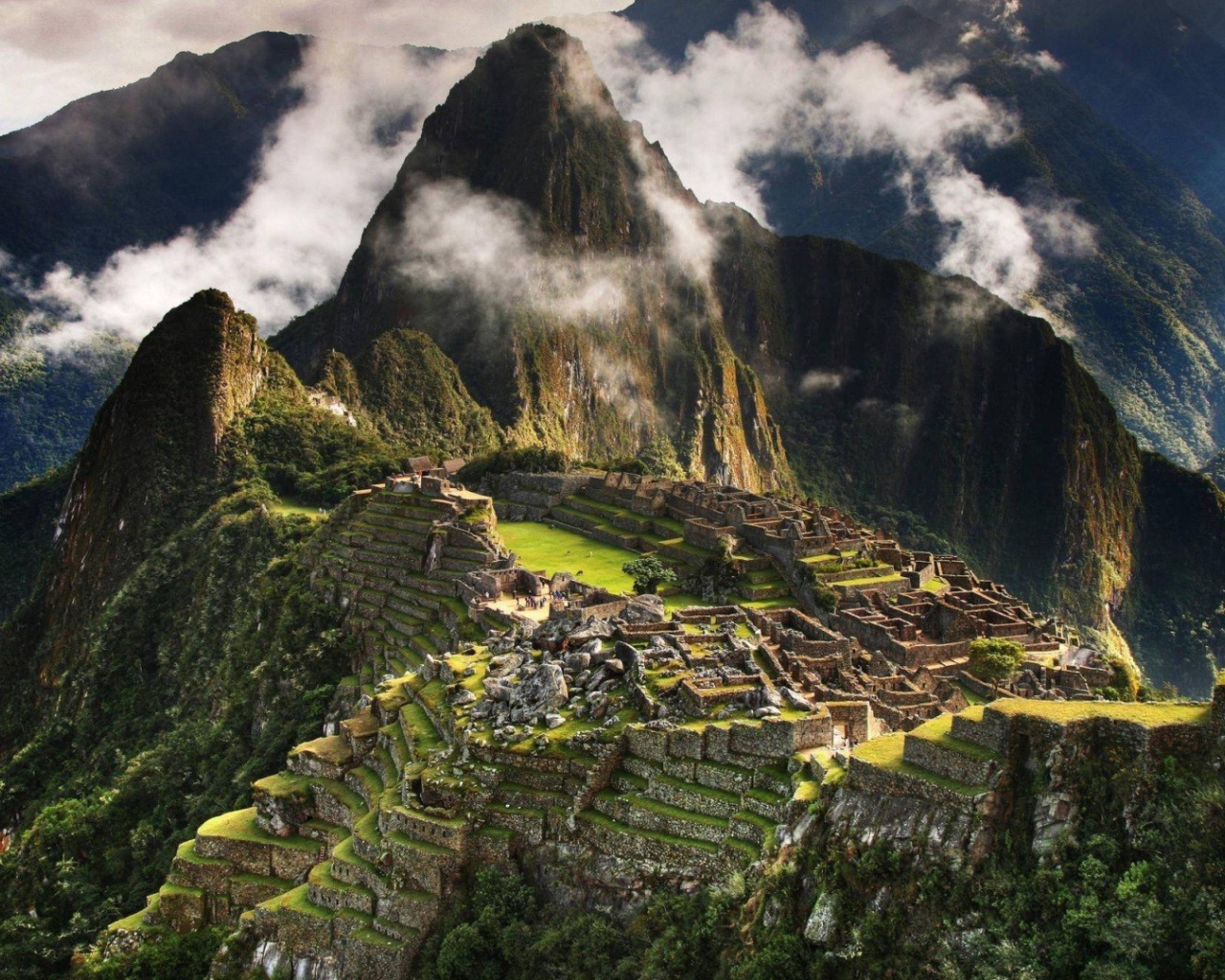 Древний город Мачу Пикчу в горах